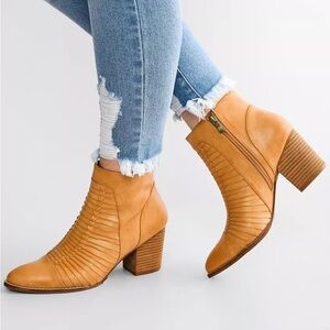 50%offw❤️Buckle Beast Fashion Alina Ankle Boot size 7 back zip S17 make offer